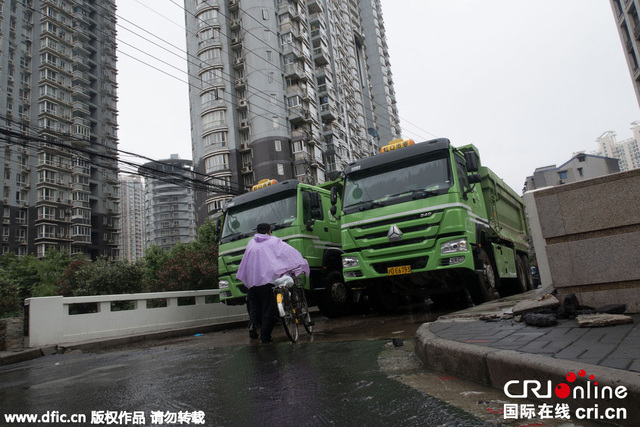 上海暴雨致河水暴漲 政府調數輛卡車壓橋防被沖走