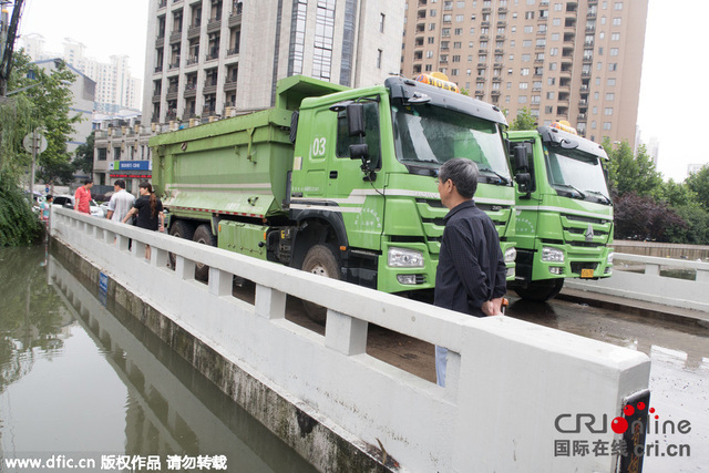 上海暴雨致河水暴漲 政府調數輛卡車壓橋防被沖走