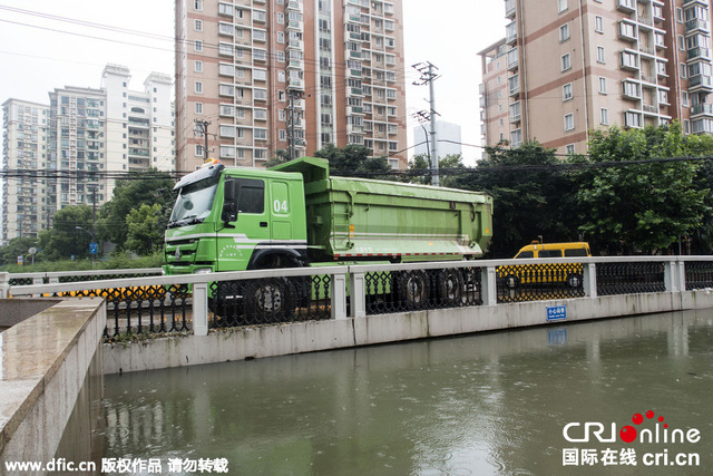 上海暴雨致河水暴漲 政府調數輛卡車壓橋防被沖走