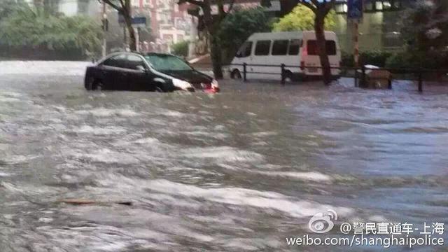 上海遭暴雨襲擊 市民出門直接觀“海景”