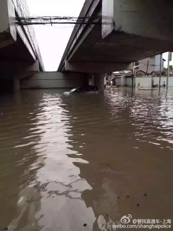 上海遭暴雨襲擊 市民出門直接觀“海景”