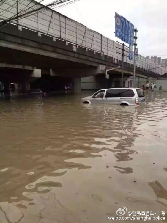 上海遭暴雨襲擊 市民出門直接觀“海景”