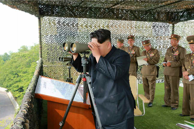 金正恩視察朝鮮炮兵射擊比賽 與士兵合影喜笑顏開