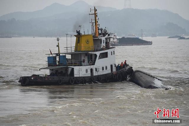 長江南京段一載有液鹼貨輪翻沉 2人失蹤