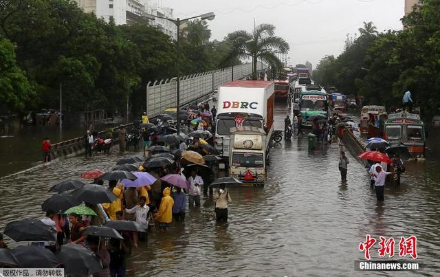 印度孟買遭暴雨襲擊引發洪災 道路嚴重堵塞