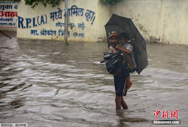 印度孟買遭暴雨襲擊引發洪災 道路嚴重堵塞