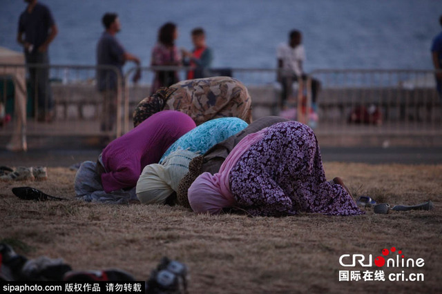 意法邊境的非洲移民 蝸居海邊岩石等待