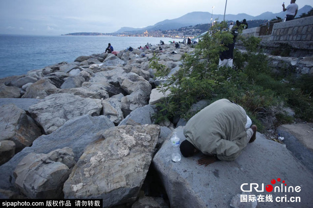 意法邊境的非洲移民 蝸居海邊岩石等待