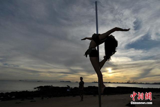 粽葉比基尼美女海口海邊秀鋼管舞