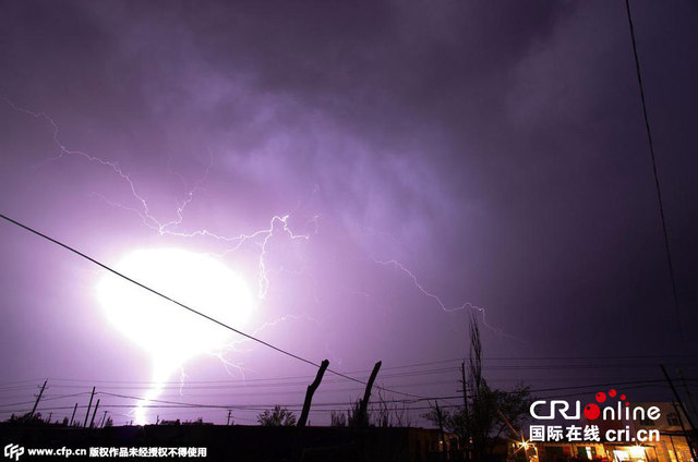 新疆阿克蘇雷雨後現蘑菇狀閃電