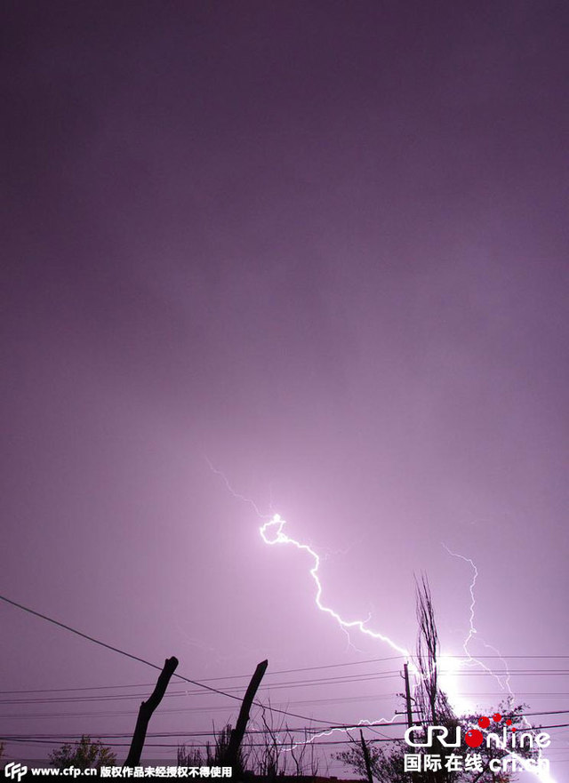 新疆阿克蘇雷雨後現蘑菇狀閃電