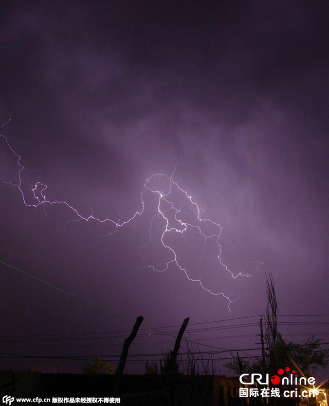 新疆阿克蘇雷雨後現蘑菇狀閃電