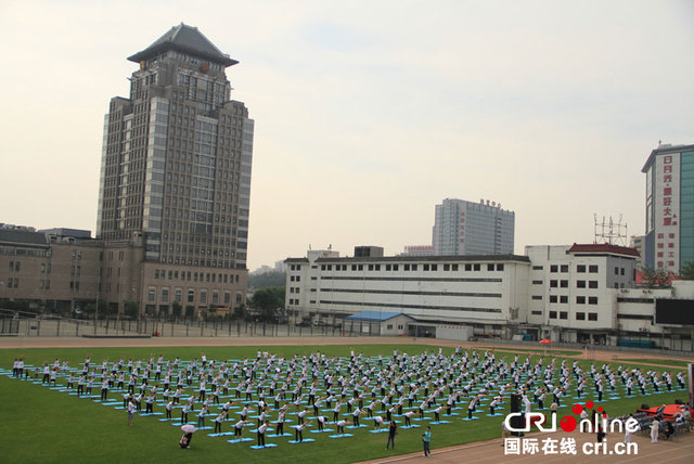 500人在北大齊練瑜伽 隆重慶祝國際瑜伽日