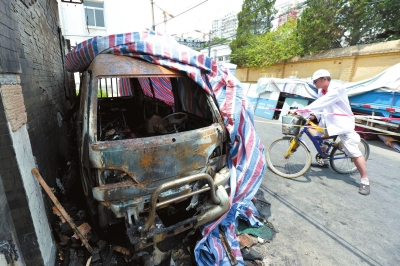 北京一麵包車深夜起火男子睡在車內身亡