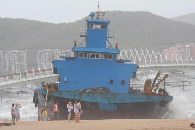 海南3艘大船被颱風“鯨魚”刮上沙灘