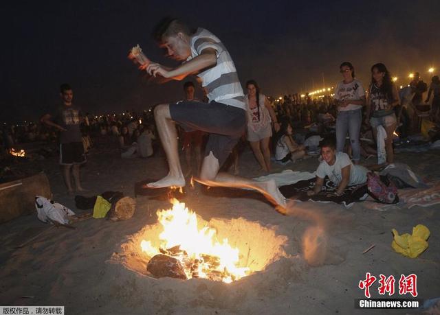 西班牙慶祝聖胡安仲夏節 民眾光腳跨篝火