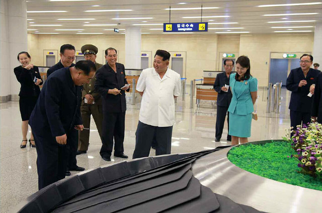 金正恩視察新機場 妻子和妹妹同時現身