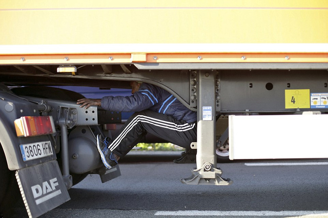 法國外來移民強登英國卡車偷渡 警方4小時抓350人