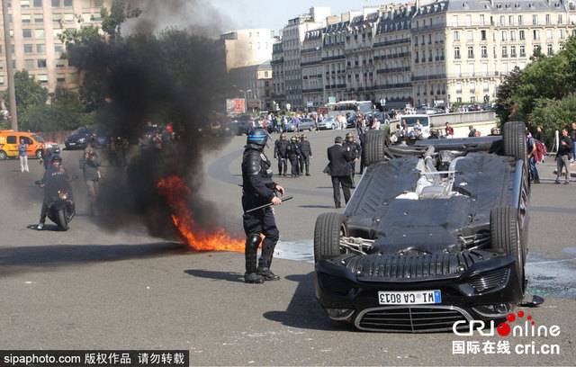 法國司機佔領街道焚燒車輛 反對打車軟體Uber