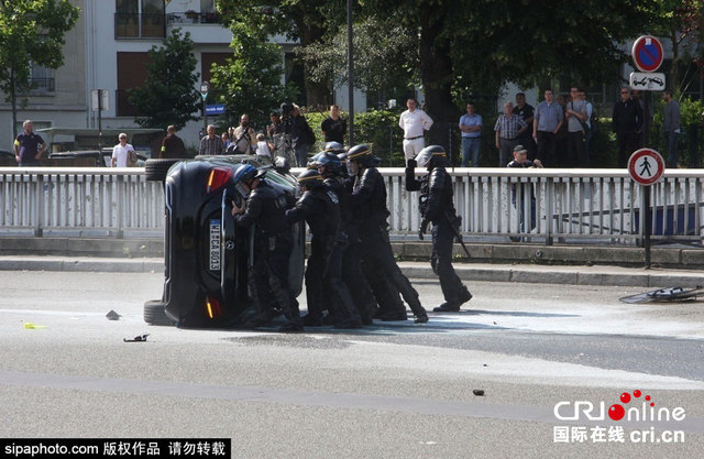 法國司機佔領街道焚燒車輛 反對打車軟體Uber