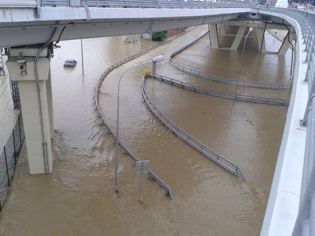 俄索契暴雨成災變澤國 民眾乘氣墊出行