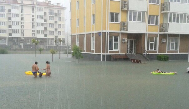 俄索契暴雨成災變澤國 民眾乘氣墊出行