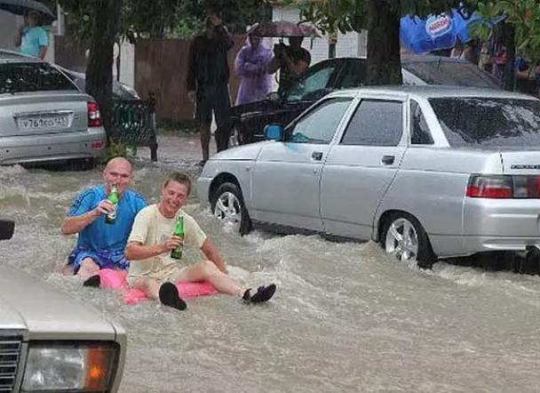 俄索契暴雨成災變澤國 民眾乘氣墊出行