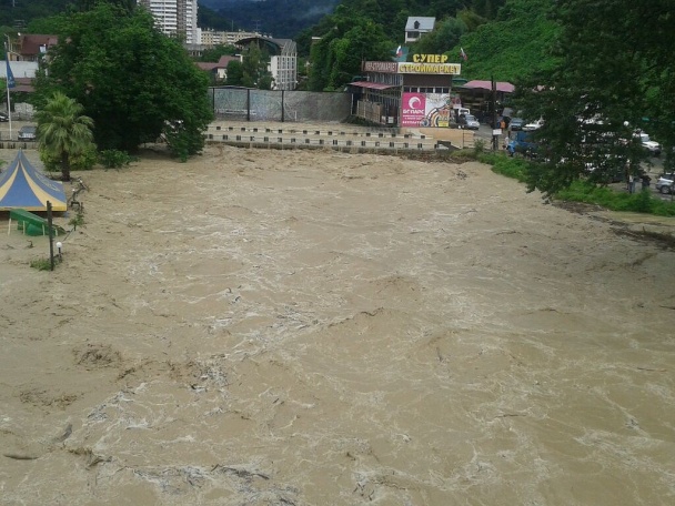 俄索契暴雨成災變澤國 民眾乘氣墊出行