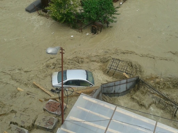 俄索契暴雨成災變澤國 民眾乘氣墊出行