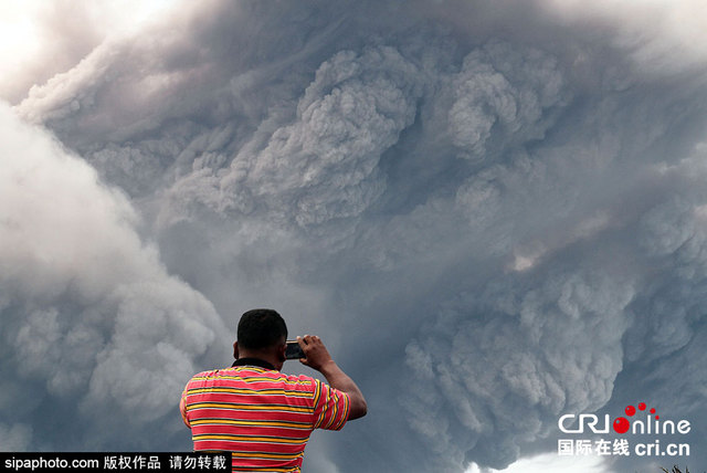 印尼錫納朋火山接連噴發 場面震撼似災難電影