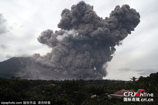 印尼錫納朋火山接連噴發 場面震撼似災難電影