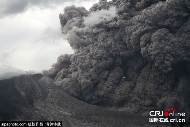 印尼錫納朋火山接連噴發 場面震撼似災難電影