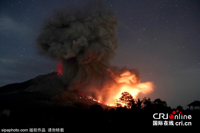 印尼錫納朋火山再度噴發 已經連續活躍2周