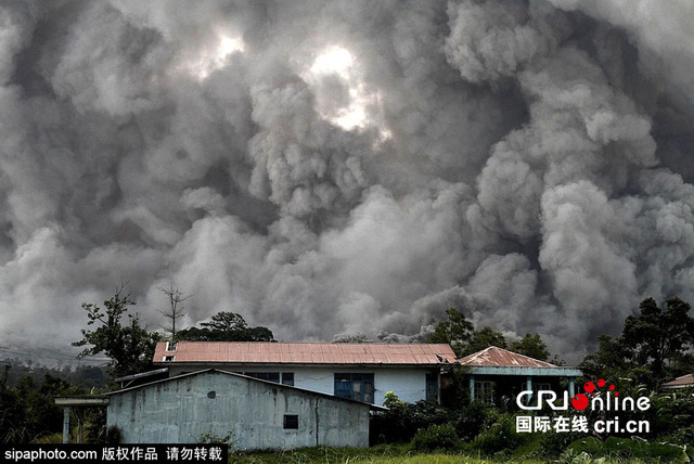 印尼錫納朋火山再度噴發 已經連續活躍2周