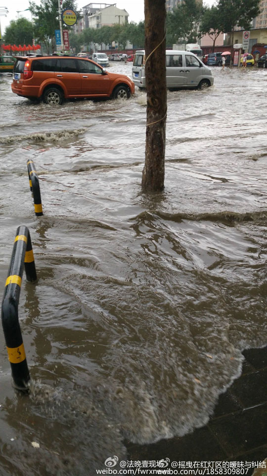 降雨致河北燕郊燕順路積水嚴重 燕郊成"淹郊"