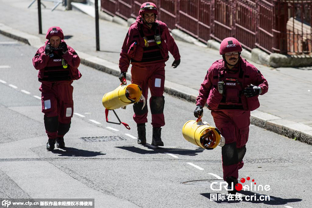 英國倫敦數百警察參加地鐵站反恐演習