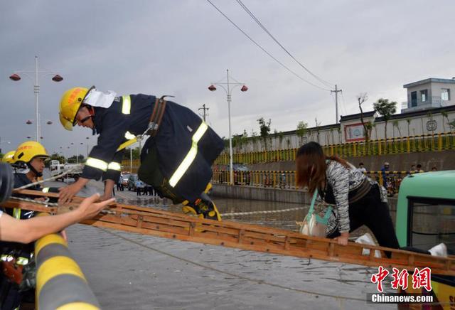 甘肅一公交車被淹路中間 乘客爬消防梯獲救