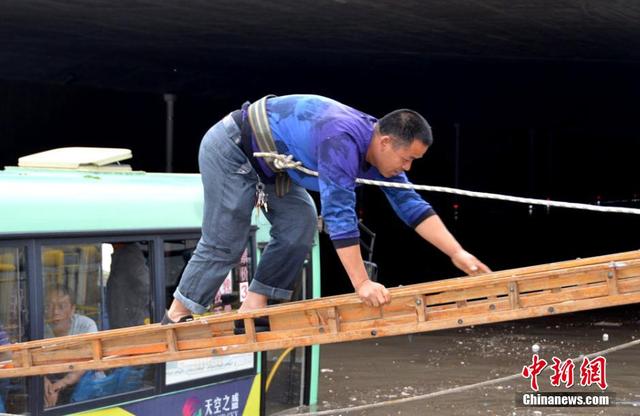 甘肅一公交車被淹路中間 乘客爬消防梯獲救