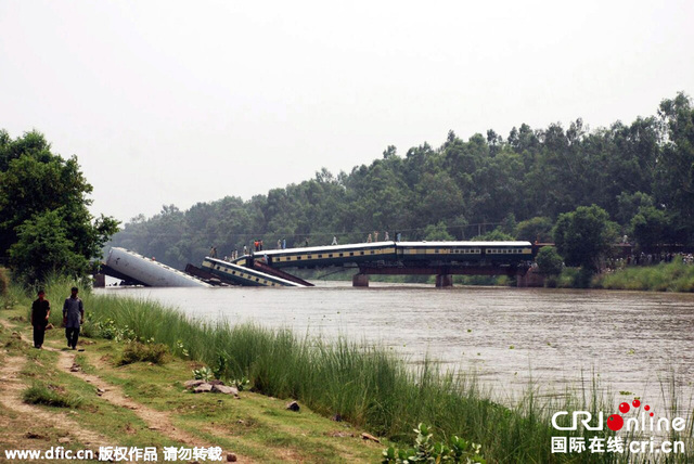 巴基斯坦一火車墜入運河 至少12人死亡