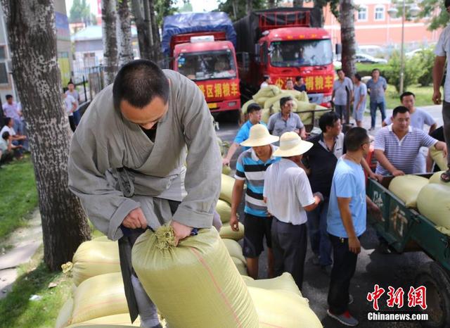 少林寺僧人自種糧食送災民 肩扛麻袋健步如飛