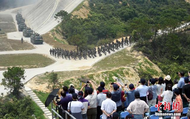 解放軍駐港部隊首次對公眾開放軍演