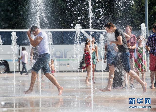 熱浪持續襲擊歐洲 民眾戲水避暑