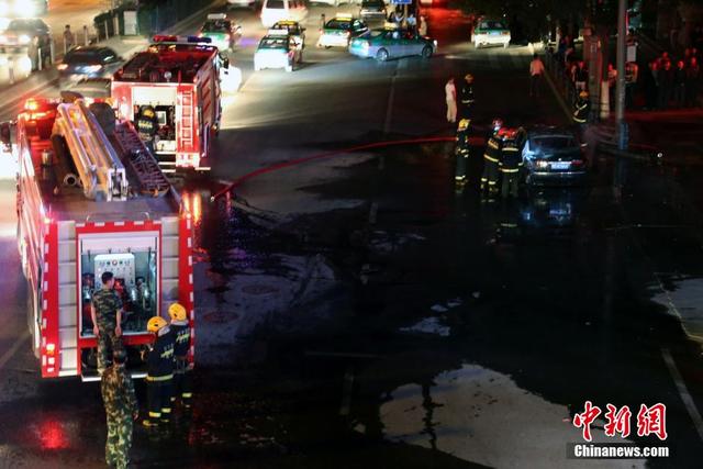 百萬豪車街邊失火 二十分鐘燒成“鐵殼”