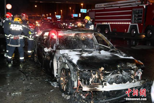 百萬豪車街邊失火 二十分鐘燒成“鐵殼”