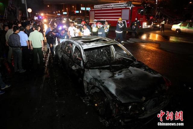 百萬豪車街邊失火 二十分鐘燒成“鐵殼”