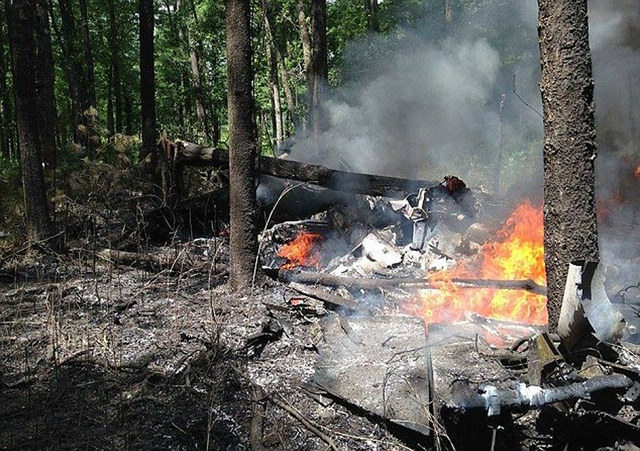 美軍F16戰鬥機與民用飛機空中相撞墜毀 殘骸散落一地