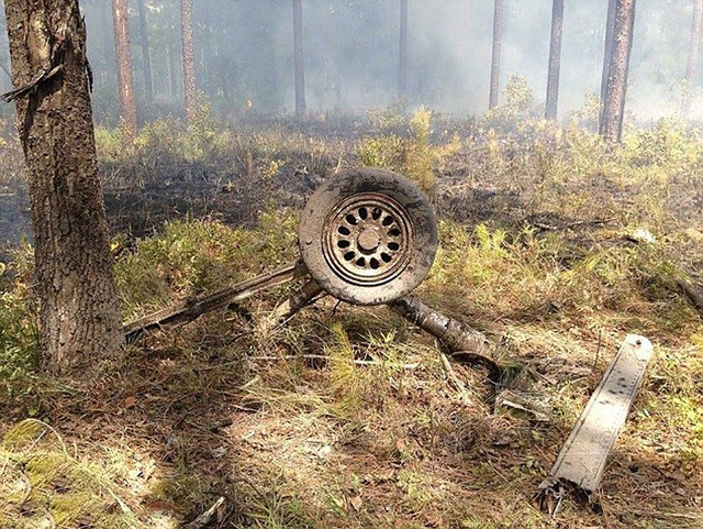 美軍F16戰鬥機與民用飛機空中相撞墜毀 殘骸散落一地