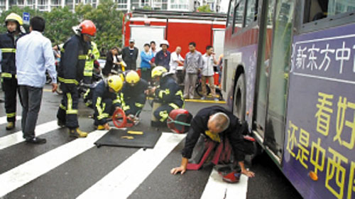 寧波老人連人帶車被壓車底 數十好心市民抬車救人