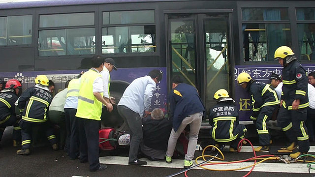 寧波老人連人帶車被壓車底 數十好心市民抬車救人