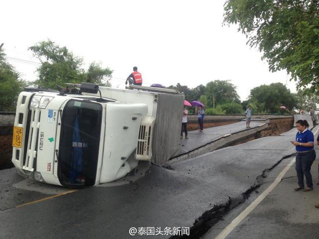 泰國乾旱缺水導致的道路塌陷 路面開裂百米